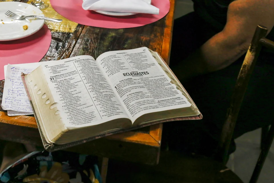 Biblia abierta sobre una mesa con notas de lectura