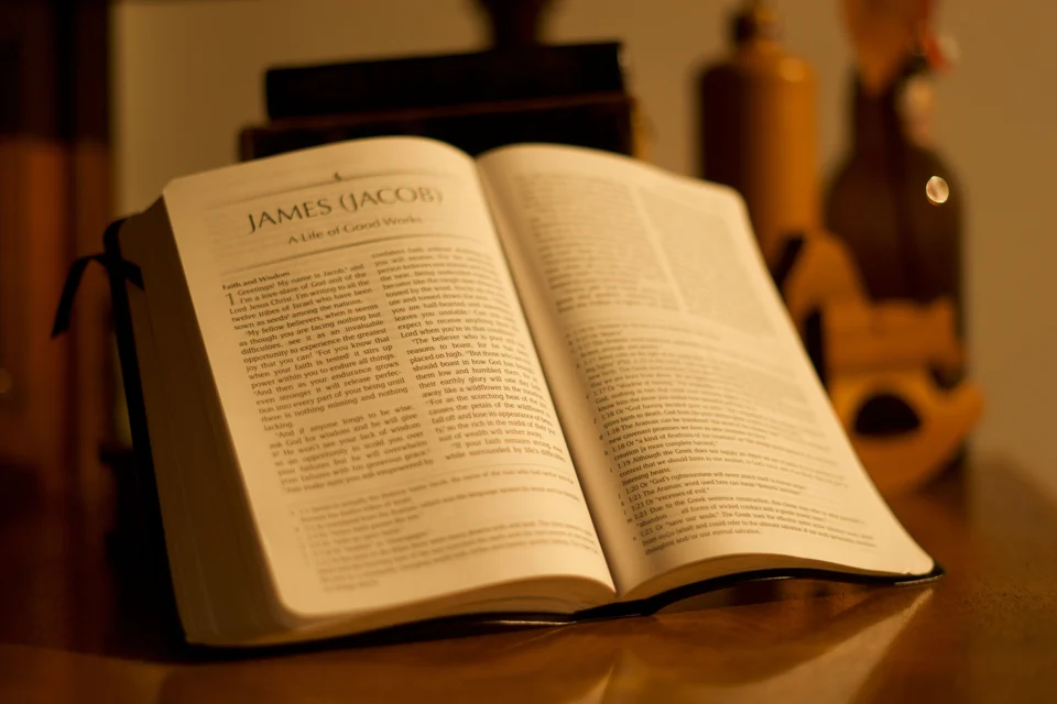 Biblia abierta para un momento de oración